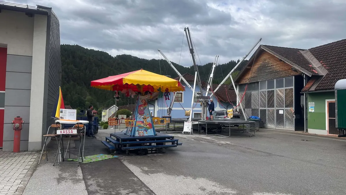 Kinder-Kettenkarussell und Bungee-Trampolin zusammen auf einem Platz