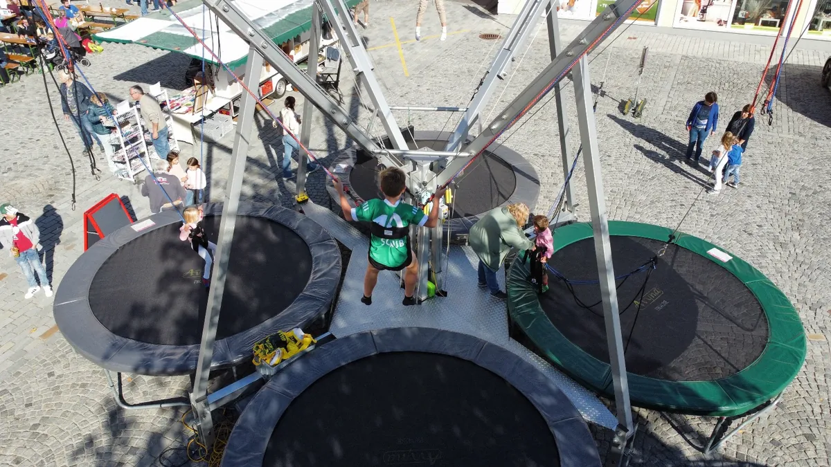 Bungee-Trampolin mit vier Sprungplätzen von oben, Kinder beim Springen