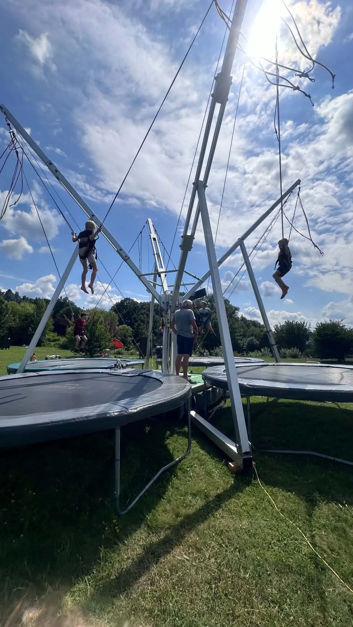 Zwei Kinder springen gleichzeitig am Bungee-Trampolin